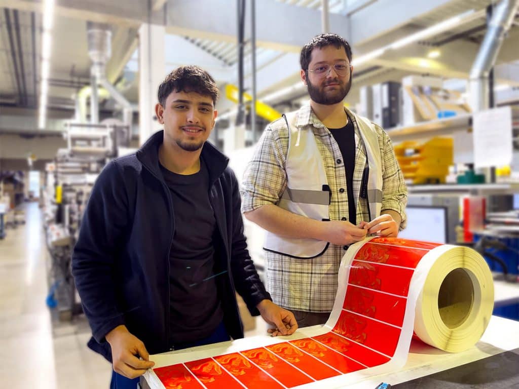 Securikett's apprentices Valentin Dumitru and Eray Özbey at work